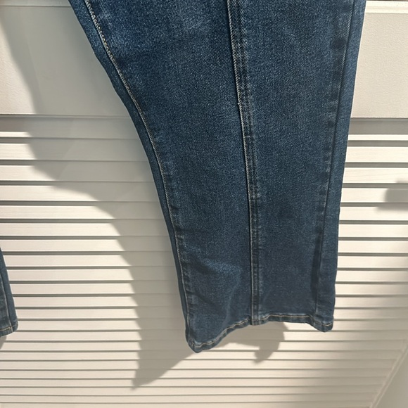 NWOT Michael Kors Boot Leg Jeans with Rectangular Front Pockets and Front Seam. - Picture 3 of 6